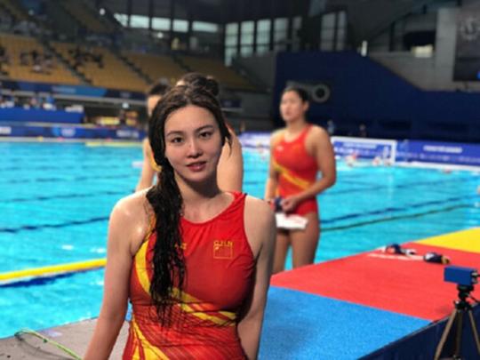 水球队长秀长腿爆红,刘国梁称抽签结果无所谓,女排高温下训练