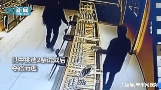 男子金店内试戴金项链装模作样试戴对比整理衣服随后拔腿就跑