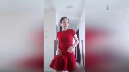 48岁妩媚辣妈镜头前即兴慢摇，看得出来是个老司机了!