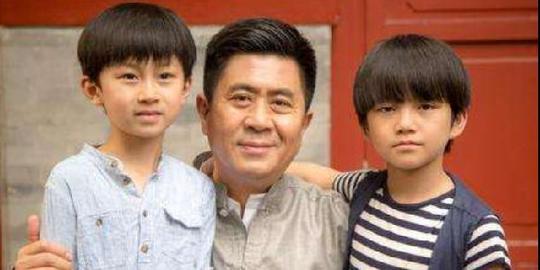 二婚娶尤勇前妻，一起走过30年，62岁郭凯敏:半路夫妻也幸福
