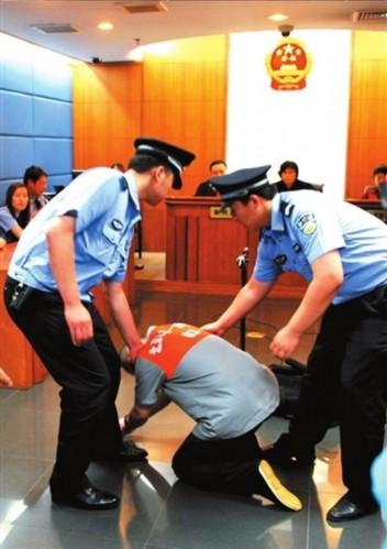 北大法学毕业生只因失意勒死11岁男孩庭审跪求被害家属原谅