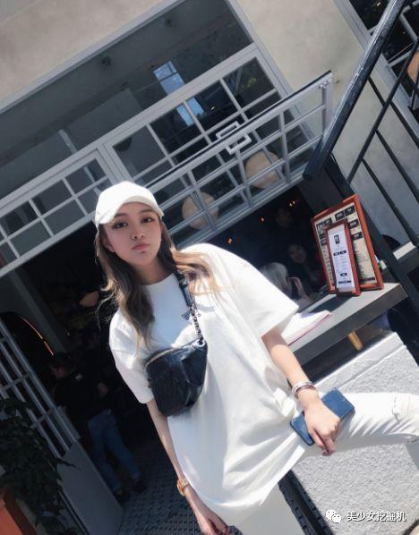 抖音未成年少女炫富整形遭封杀,舞神代古拉自然上位成