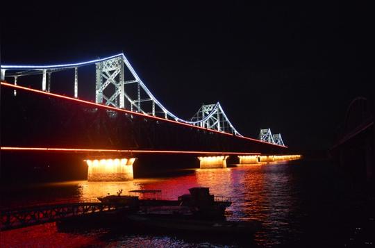 朝鲜那边黯然无光,想去一睹真相,果然……中朝友谊大桥亮化了,而断桥