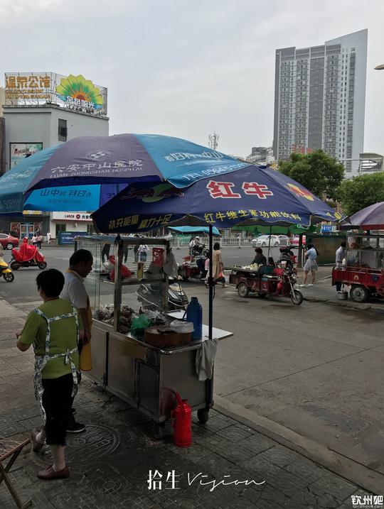 一对夫妻在路边摊卖烧鸭,一天只卖50只,人人排队抢着买!