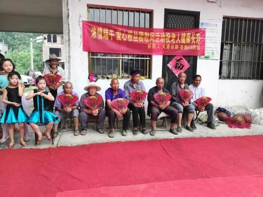 唱歌,跳舞,相声,武术,包水饺,吃汉堡谷熟人爱心粉丝团敬老院里陪老人