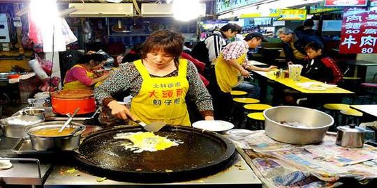 夜市小吃:面饼卷肉饼的"大饼包小饼",上海生煎包,东山卤鸭头