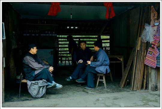 8街游完了,还是座一下.李老栓:哎!还是三嫂子茶楼生意好.