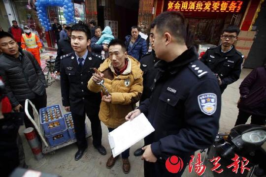 两人合伙抢金店意见不合起矛盾暴露行踪