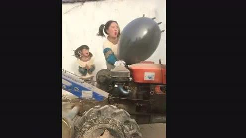 搞笑视频合集:农村小丫头就是会玩,拖拉机玩的跟玩具车似的!