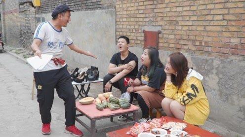 小伙传授摆摊秘籍，一段顺口溜说下来，引得大家争先购买