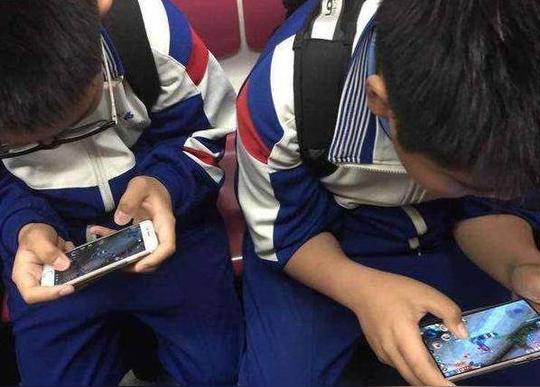 班主任把学生的手机没收后在家长群中公布,整个群都炸