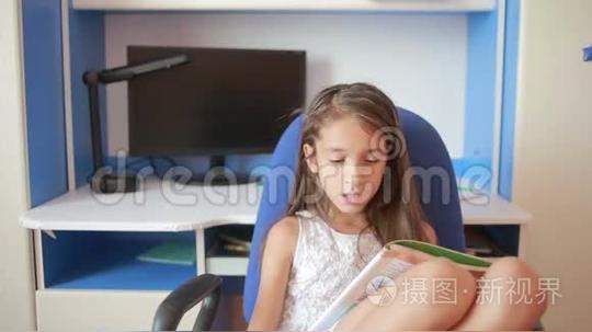 女学生做作业。女孩在卧室里学习功课短视频