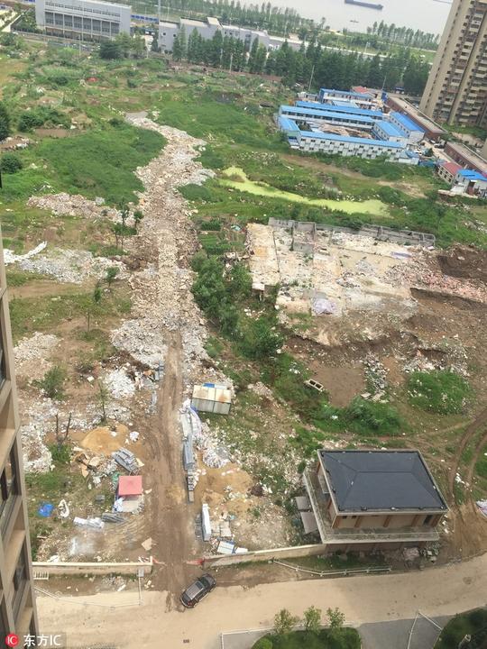 男子花千万将垃圾场变足球场被城管错拆