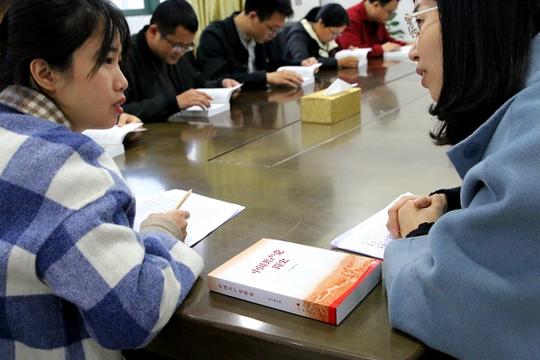 图为前锋区纪检监察干部相互讨论党史学习心得。周美宏摄.jpg