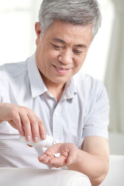 老年男子吃药