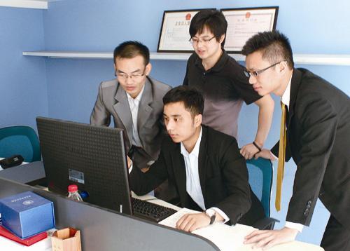 马龙飞(中)与他的创业团队成员都是在校大学生或毕业生.