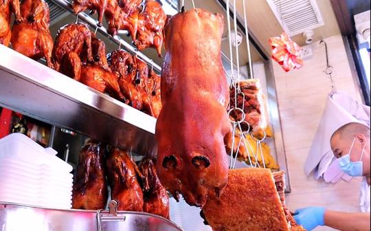 香港街头美食烤乳猪，生意火爆，150元一斤，物价高得吓人!