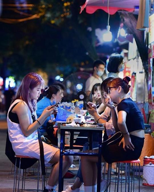 地摊经济火爆，实体店生意却冷清，网友:高店租惹的祸?