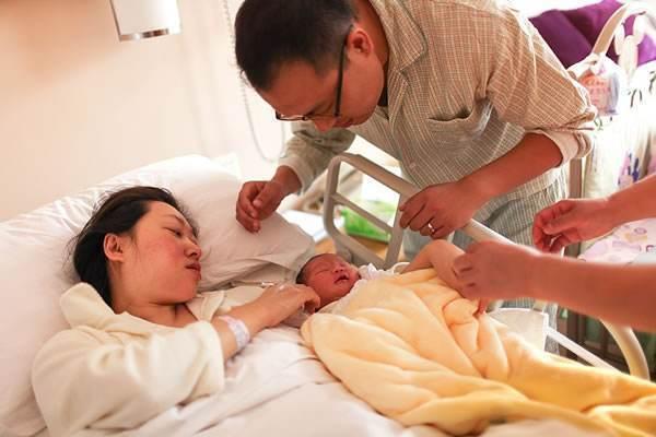宝宝哭闹要不要抱起来