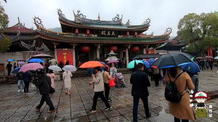 实拍厦门名气最大的寺庙，与浙江普陀山齐名，下雨天依然游客如织