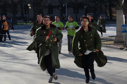 穿着军大衣向前奔跑吧