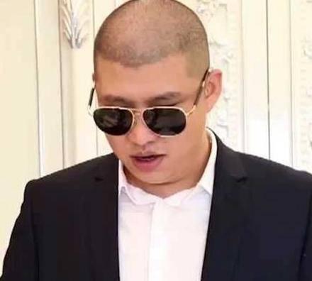 快手一姐小伊伊直播晕厥!点关注喊的太用力,二