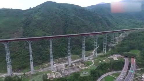 中国高速公路航拍雅西高速公路上的桥