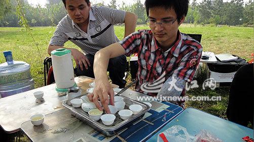 男儿当自强独臂学子卖茶创业(图)