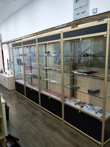 玻璃展柜：光影交织的艺术空间