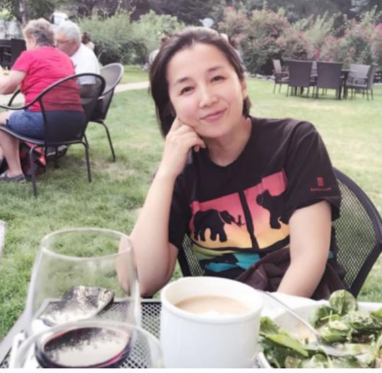 曾是央视最火节目女主持，离开后创业经商，年近50成人生赢家