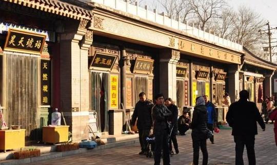 北京潘家园，80年代时年交易超过30亿，如今却人气寥落，生意萧条