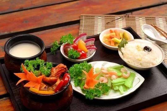 美食正文在餐饮创业中,大饭店有奇招策略,小餐馆也有生存之道.