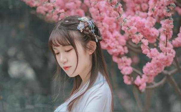 桃花树说说短句,赞美桃花配佳人的句子桃花树下美女等人文案怎么写?