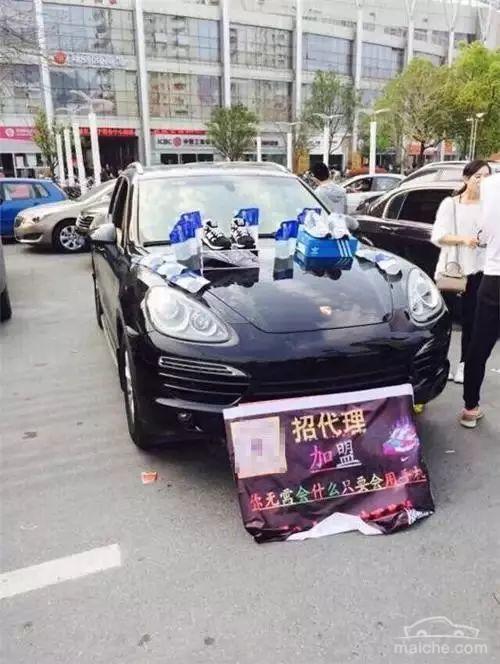 摆地摊卖水果跑滴滴,这才是开豪车最牛的装x模式