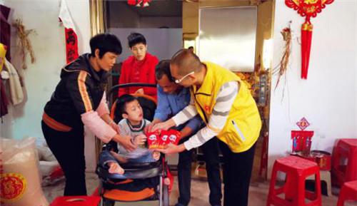 广东省惠州市:志愿者开展“送春联送温暖”慰问活动