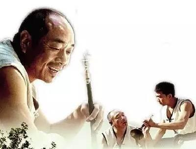当初送他去学唢呐的父亲,却也不再以他为荣,反而嫌弃他无法赚钱.