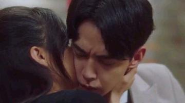 亲吻扑倒男人女人亲密表情