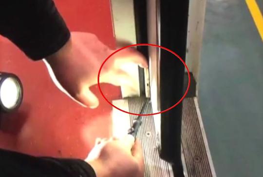 扫福"狂魔"惊现上海地铁:手机紧贴车门扫福,门一开悲剧了