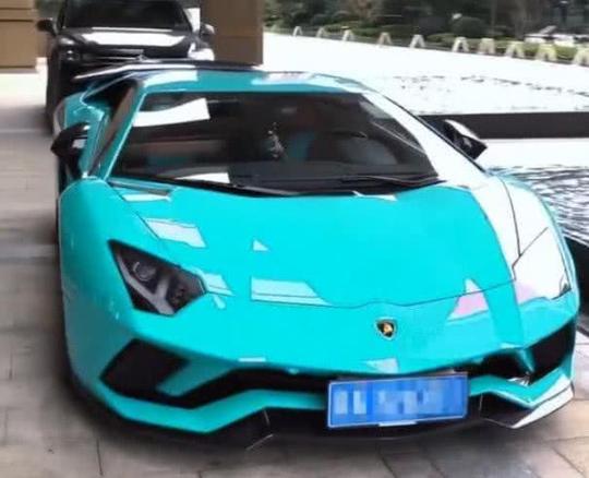 男子喜提兰博基尼,用手机远程遥控变色,真的还是假的?