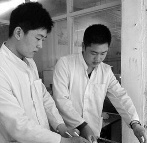 卖油条月入两万真这么好赚吗揭秘油条兄弟秦帅和秦二帅生意之道