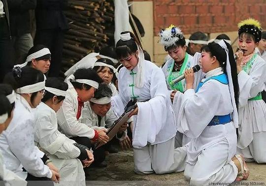 农村办白事,花钱请的哭灵,哭得真感人,哭的比亲人还痛!网易视频