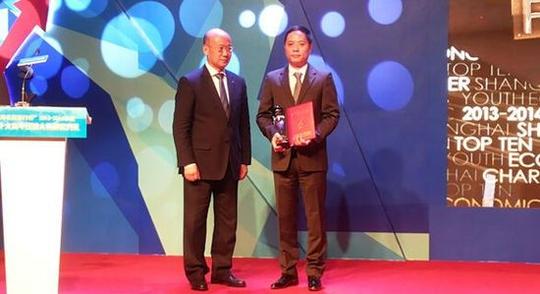 来伊份董事长施永雷荣获上海十大青年经济人物