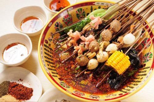 一天卖300多斤麻辣烫馆制作关键在于汤料的做法给