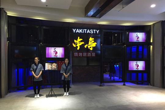 在冷门商圈创排队奇迹，人均100+的烧烤店这么牛?