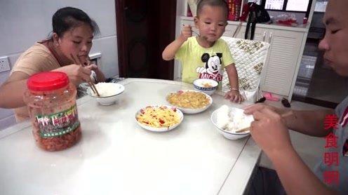 农村小姑一家吃爆炒西瓜皮、辣椒炒土豆，看着超过瘾，是我向往的生活