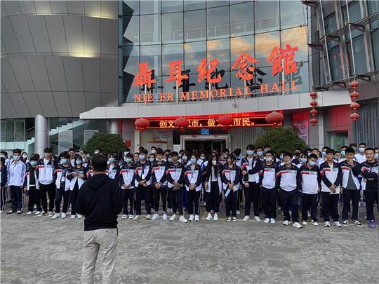 图一团委书记张健给学生们作观剧要求.jpg