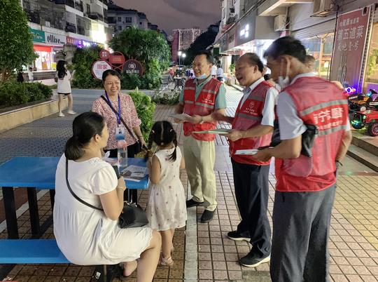志愿者走访社区群众用.jpg