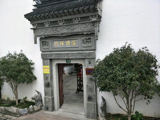 让人不由得想象这里曾经有一条船,房子的主人常常乘船出行,或做生意