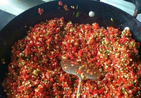 "辣椒酱",不放一点儿肉,比"老干妈"还下饭,能吃一整个
