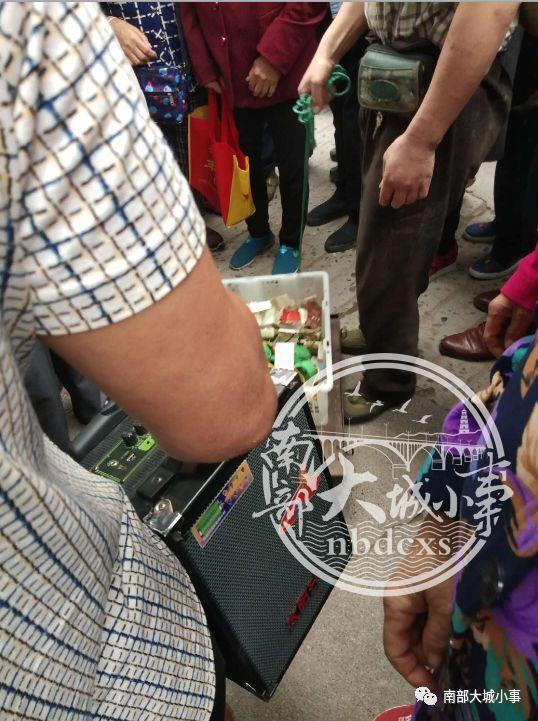 南部街头男子假扮残疾人乞讨,当场被揭穿
